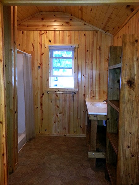 Cabin 3 (Spruce) Bathroom.