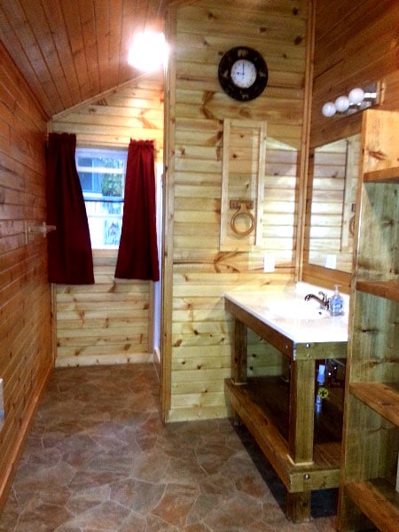 Cabin 6 (Birch) Bathroom.